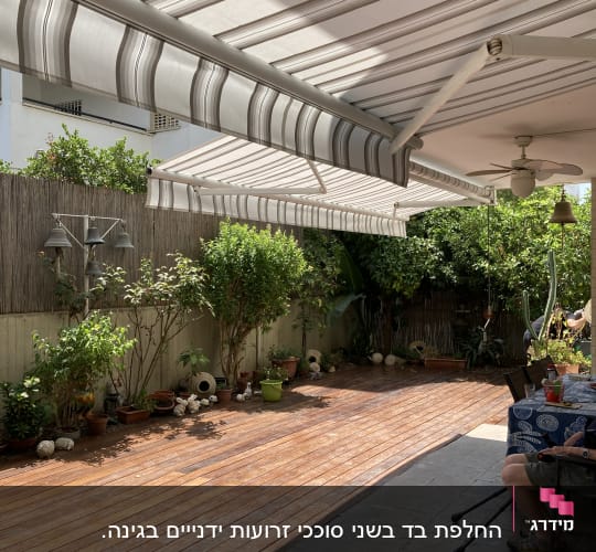 סוככים מפוספסים בצבעים בהירים על מרפסת עץ